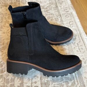 Women’s black chelsea boot